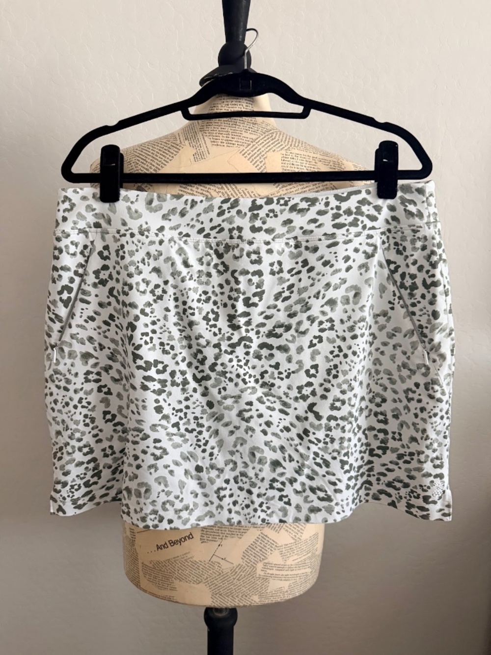 Tommy Bahama AUBREY White Green Leopard Print Skort L